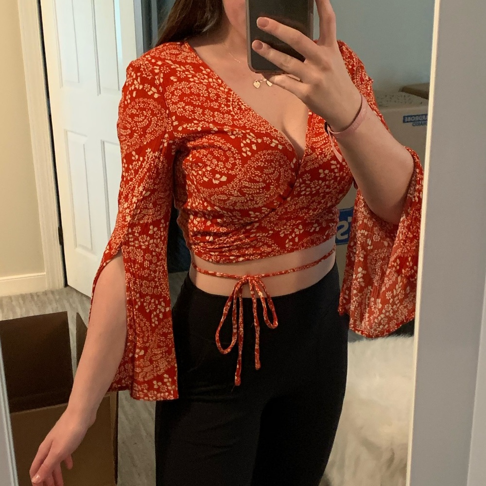 Super cute bell cut cropped tie shirt!!